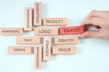 Éléments d'identité visuelle d'une marque : logo, charte graphique et branding digital