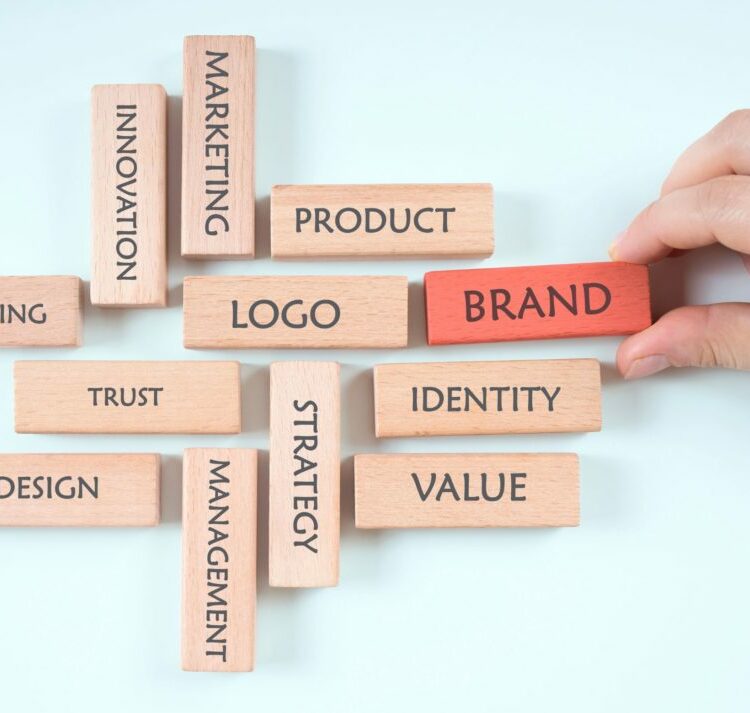 Éléments d'identité visuelle d'une marque : logo, charte graphique et branding digital