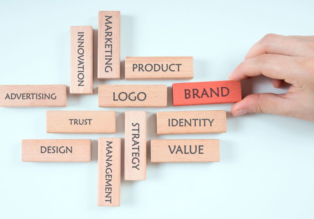Éléments d'identité visuelle d'une marque : logo, charte graphique et branding digital